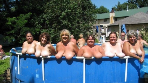 chooch54: dickinitlov: rafita12fan:Mmmm  Beautiful ladies having some fun I’d love that pool p