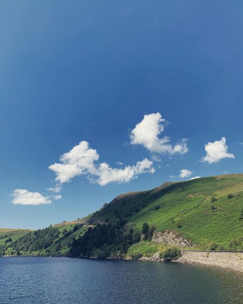 A day of astonishing skies and incredible scenery as we drove West through Wales to the coast near Barmouth. The light on the sea (last pic) reminds me of being in the Cyclades. #wales #landscape #sky #clouds (at Arthog, Gwynedd, United...