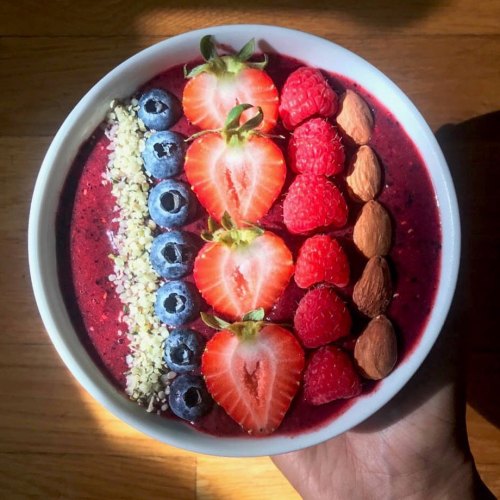 Berry smoothie bowl with allllllll the fiber and antioxidants ⬇️⬇️⬇️⁣⁣⁣⁣ ⁣⁣⁣⁣ ⁣⁣ 2c mixed berries (I