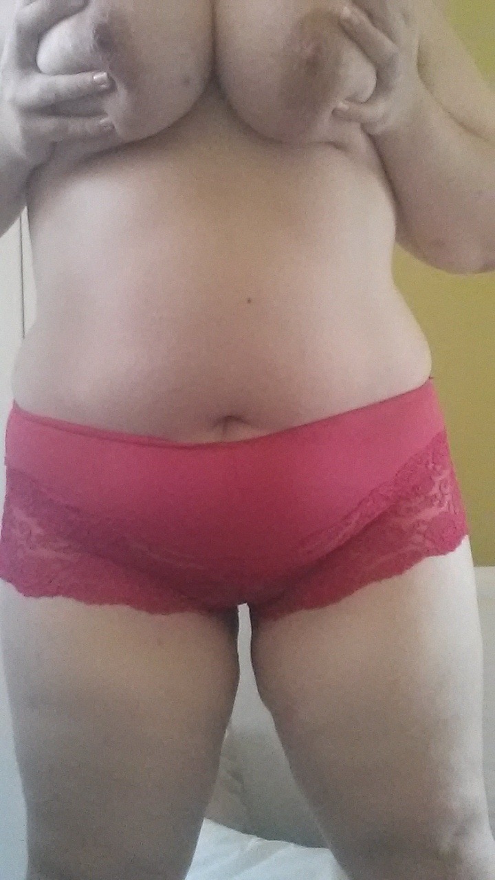 xoxolovethisbiggirl:  Showered and ready…i’ve got a cold but i’m feeling 80%