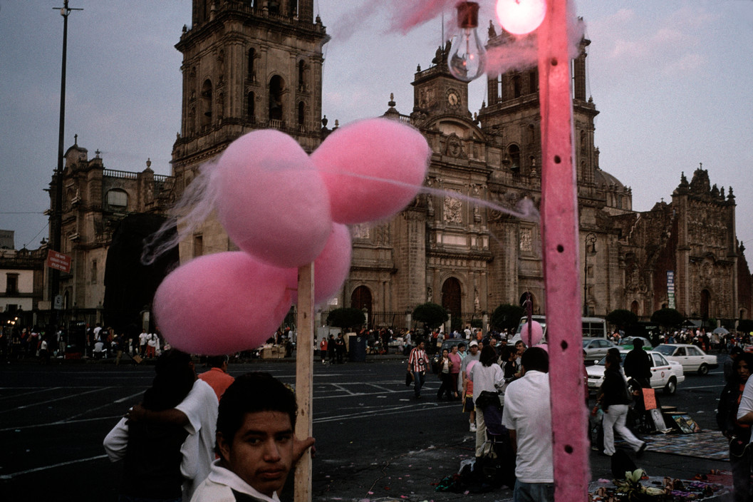 20aliens:  MEXICO. Mexico City. 2003. Cotton candy being spun at the Zocalo.Alex