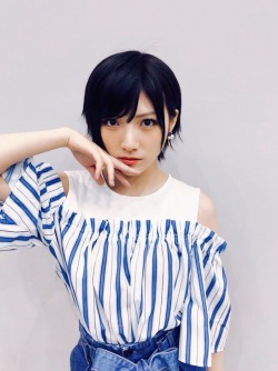 soimort:  岡田 奈々 - Twitter - Sat 26 May 2018   ジャーバージャ 個別握手会 in 幕張 ありがとうございました 💙🍎🖐🏻 初センターを務めたシングルの個握 … 会場に足を運んでくださった 全ての48グループファンの皆さまに