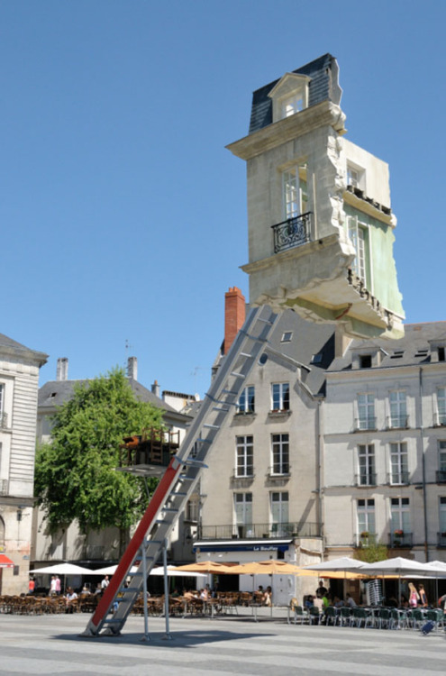 unicorn-meat-is-too-mainstream:  A BIZARRE FLOATING ROOM IN FRANCE 