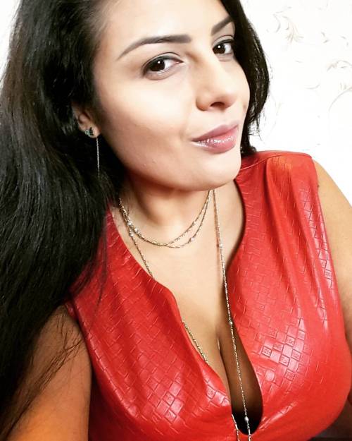 ezadasinn:  This selfie is for My faithful devotee from #Madrid who bought a bunch of My clips yeste