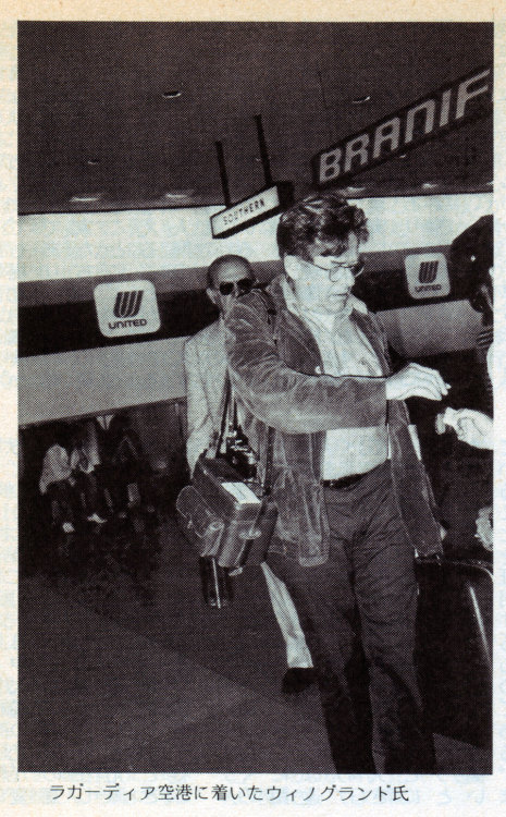 “Garry Winogrand arriving at LaGuardia airport.” Source: January 1977 issue of Camera Ma