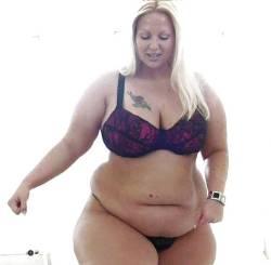 bbwbeach:  all those soft curves