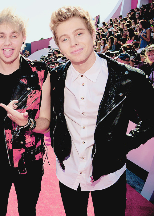 lukesroberts:  5 Seconds of Summer arriving to the 2014 MTV Video Music Awards held