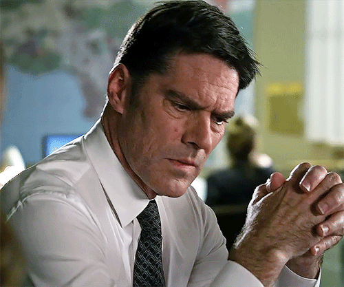 hotch-girl: AARON HOTCHNER - SUIT JACKET in 10x22 “Protection.”