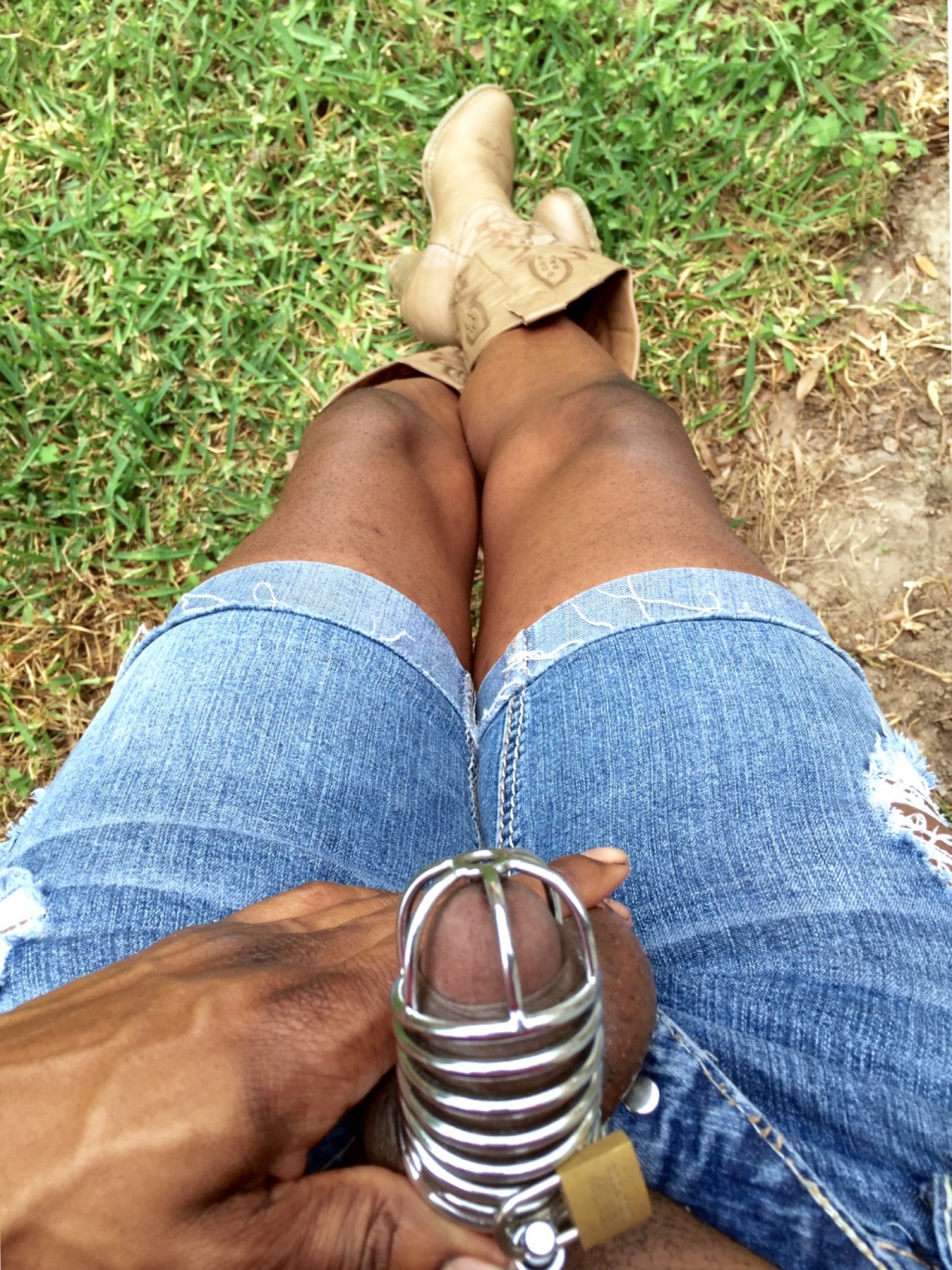 gina-diamonds:  Waiting for me Gyals here to start off for last day of rodeo. I hope