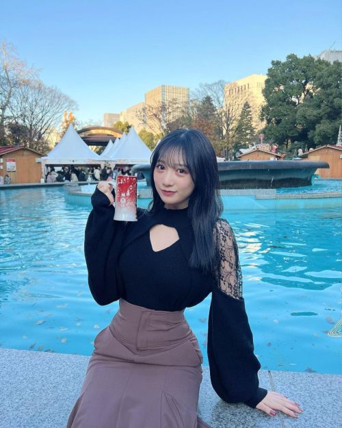 soimort:横野 すみれ Yokono Sumire - Instagram - Tue 14 Dec 2021  クリスマスマーケット🎄Christmas market🎄 ホットワインとプレッツェルが 美味しかったです🥨🍷✨Hot wine and pretzelsThey were so delicious🥨🍷✨