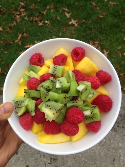 cumformydarling:  earth–eater:  mango, raspberries, kiwis   @bevviz