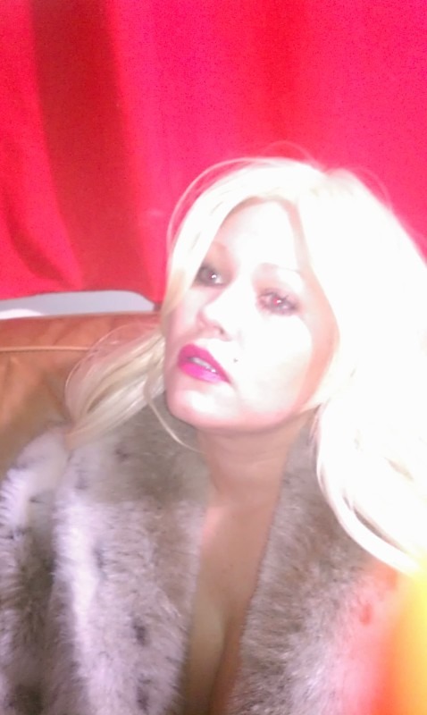 amiesplayground:  I loved getting fucked on another woman’s fur coat! Reblog and