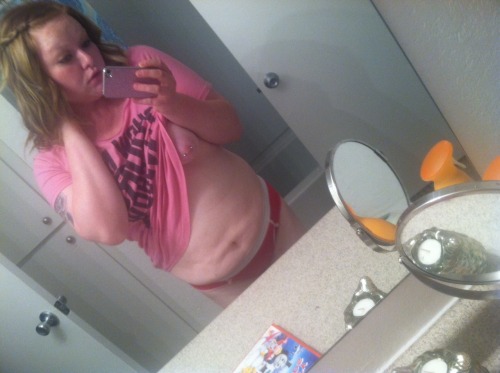 courtneykaye:  Chubalubbbb  Love that belly