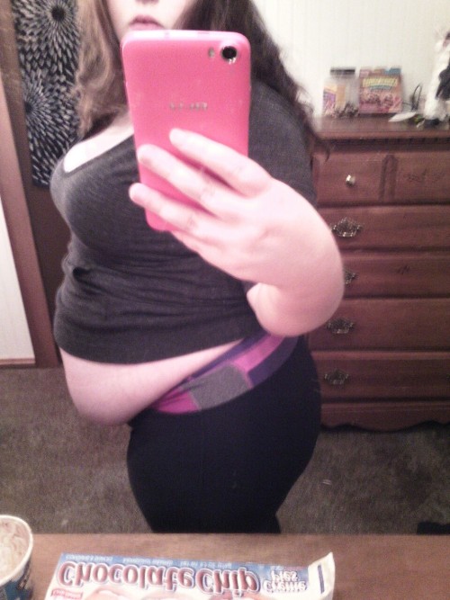 bigcutieaurora:ample-aurora:I’m getting sooooo fat :D Over 1000 notes! Y'all are the sweetest (: