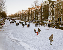 visitheworld:  Ice skaters on the canals
