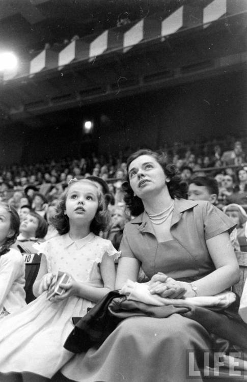 Seeing the circus at Madison Square Garden(Cornell Capa. 1953)