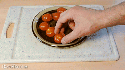 nicegoaleh:  huffingtonpost:  You’ve been cutting tomatoes wrong, learn how to