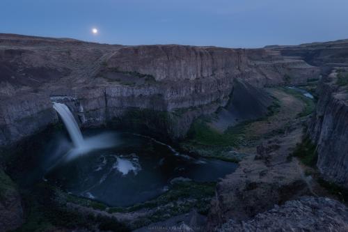 oneshotolive:  Moonrise at Palouse Falls [OC][3000x2000] 📷: mattmacphersonphoto 