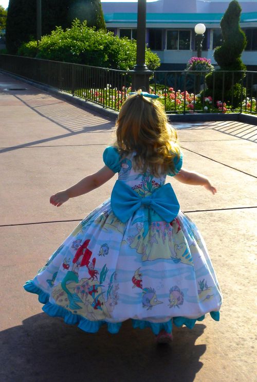 mydisneydaze:Miss Lane wore her new dress to the Magic Kingdom today. I made it out of a vintage Lit