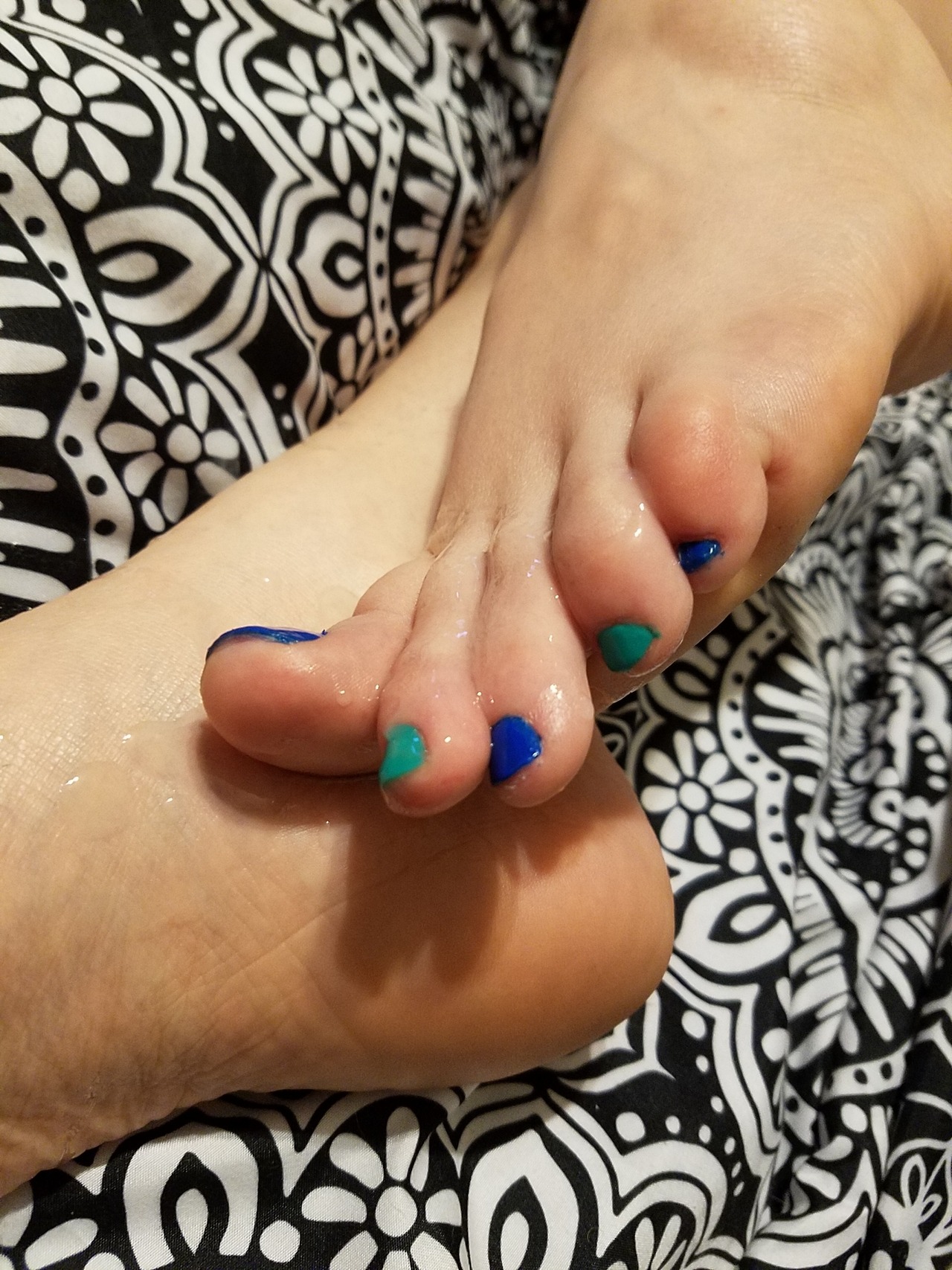 Cumming on her toes
