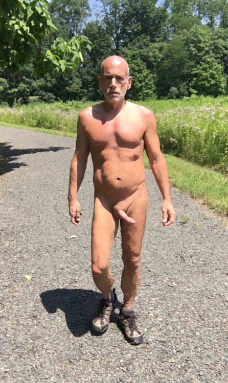 daddy-street-journal:  nudistguysonly:  Thanks for the photo submission  LEFTY