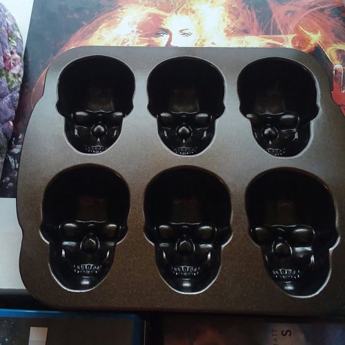 phoenix:My best friend sent me this skull cake pan for my birthday.  I have no idea what I’m gonna d