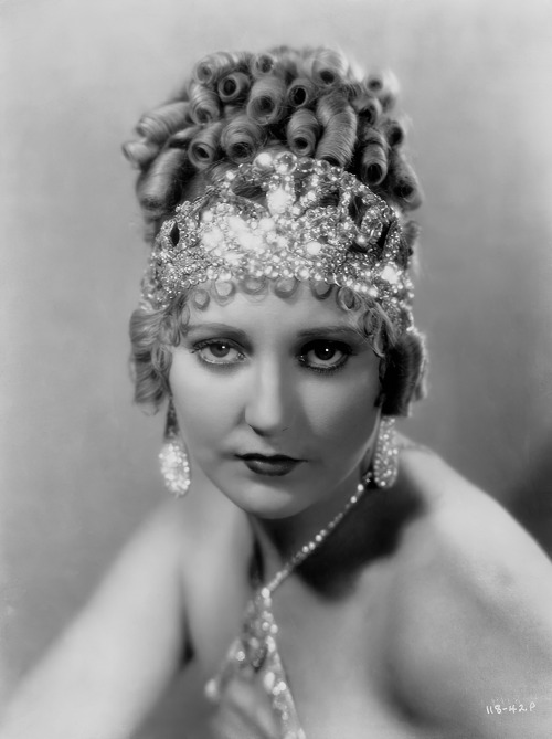 Thelma Todd in a publicity still from Vamping Venus (1928). I upscaled and cleaned the picture.