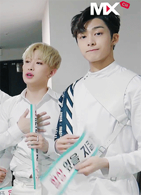 fy-hyungwonho:   smoll!wonho and giant!hyungwon
