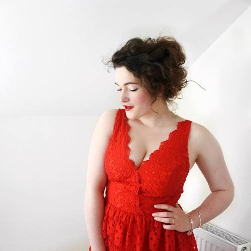 The crochet lace detail on this dress ❤️ @chichiclothing #fashionblogger #ootd #fblogger #red #pinup