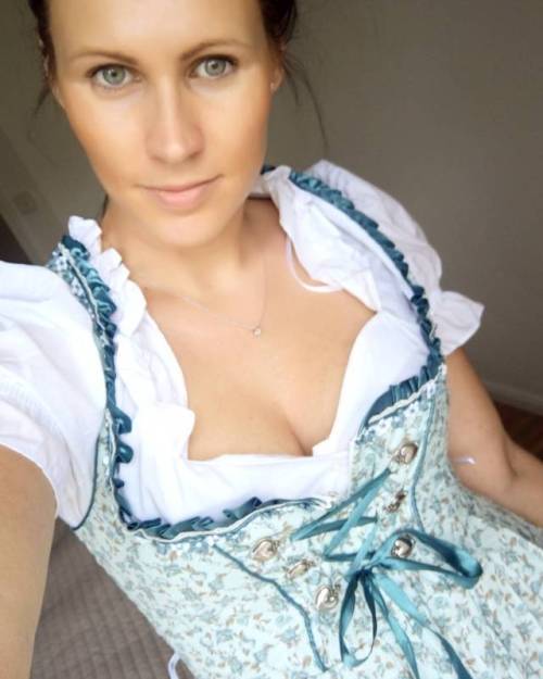 >> Even more sexy Dirndl Babes