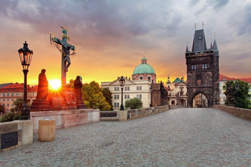 a-modern-major-general:Charles Bridge at sunset, dusk, and night (Prague, Czech Republic).