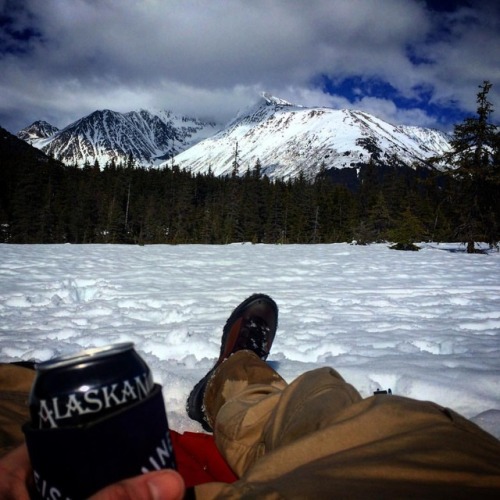 #brewwithaview #akallday #alaskalife (at Moose Meadows)