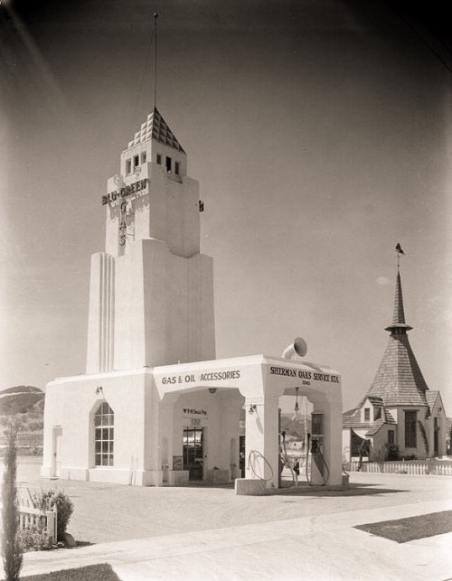 Sherman Oaks Service Station, 15362 Ventura Blvd, Van Nuys, California. 1930s Publisher Mott Studios