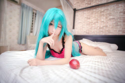 hotcosplaychicks:  Hatsune Miku by babyelyon