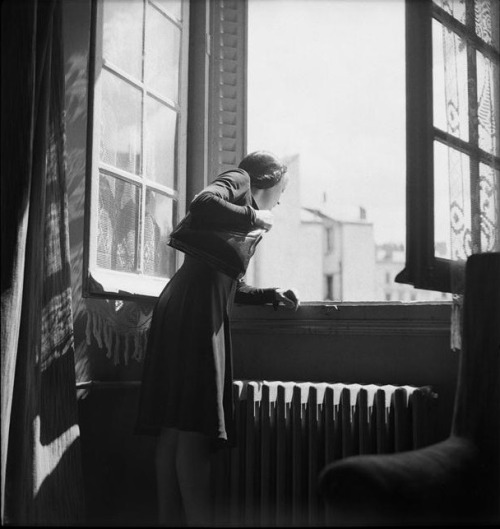 last-picture-show:Roger Parry, Edith Piaf leaning out of a Hotel Room Window, Angers, July 1941