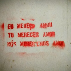 olheosmuros:  ”- Eu mereço amor, Tu mereces amor, Nós merecemos amor.”  Rua da Saudade, Recife - PE 