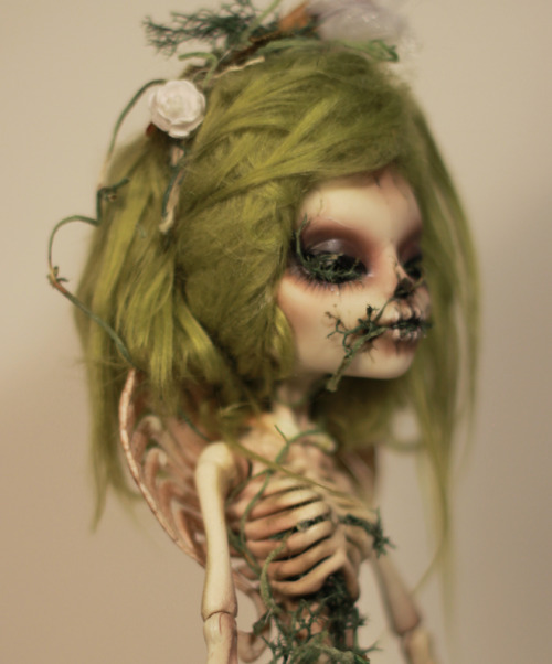 gothiccharmschool:  kayke-knadle:  Custom OOAK Monster High Skelita - Commission  Oh, how lovely and unsettling!
