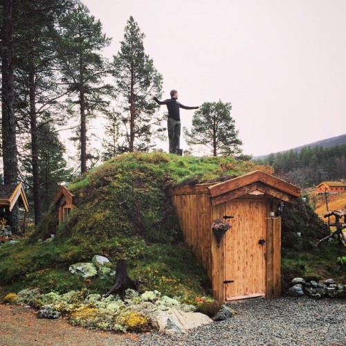 voiceofnature: Norwegian earth sheltered hut (based on norse and sami traditions).