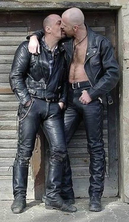 bootz2leather: leatherdenimtatts: Who are these awesome leathermen? Hormy Leather Guys…!!! ;-