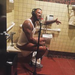 validx2:  sexualtarzan:  shopjeen:if you’re not recording your new album while on a toilet you’re not a real musician  Nigga got a telephone in his bathroom 💀😂  This remind me of that vine where dude was on the toilet rapping Future lyrics Lmao