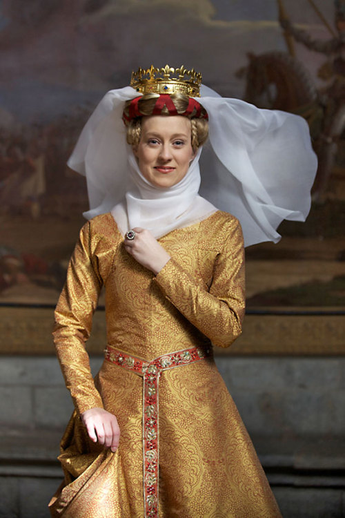 Reproduction of a golden gown worn by Queen Margaret I of Denmark (d. 1412) ,made from printed silk 