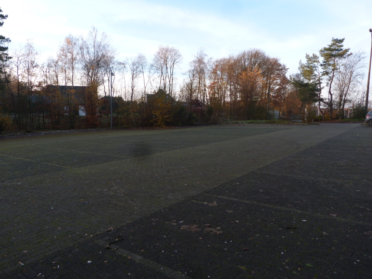 throwncondom:  Angleur, petit parking près du centre sportif, novembre 2014.  D’habitude,