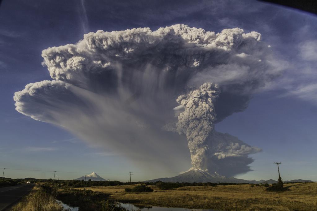 karlrincon:  Just wow!  An incredible photos of Chile’s Calbuco Volcano erupting. 