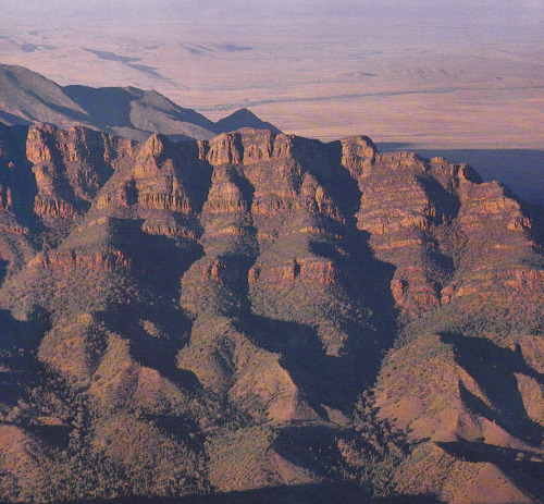 The striated cliffs and ridged foothills of Wilpena Pound in the Flinders Ranges National Park, Disc