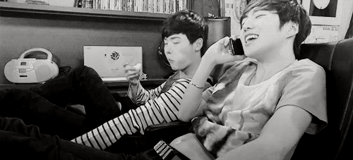 this-is-ganji-blog:  Lee Jong Suk just casually dipping his egg in salt… IN KANG SEUNG YOON’S BELLY BUTTON (ﾉ_ _)ﾉ 