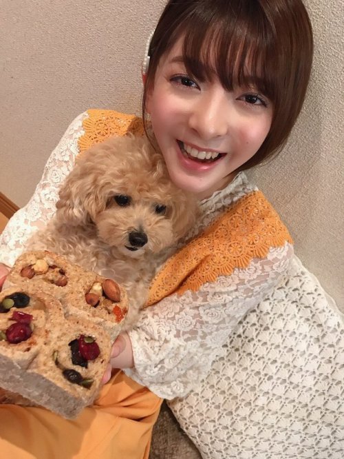 菅原りこさんのツイート: 久しぶりにクララとのお写真 私が食べ物を手に取ると必ずこのポジションに 私が食べるの阻止してくる笑笑 食べ物を目で追う姿がとってもかわいいの t.co/5rX