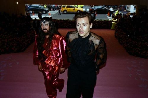 harrystylesdaily:Harry Styles with Alessandro Michele at the MET Gala: Notes on Camp on May 6. Photo