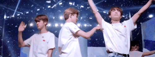goldenjapan:jimin tickling jungkook ♡
