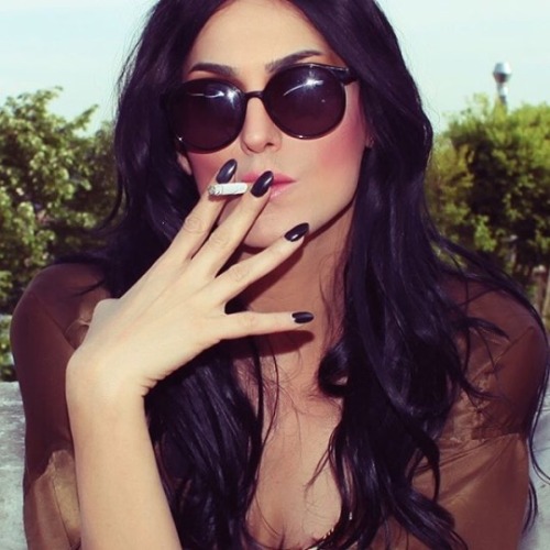 hot-smoking-babes:Glasses and blush