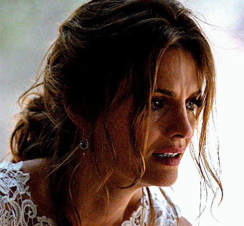 ferrisbuellers:Stana Katic as Kate Beckett— season 07, episode 01 | driven